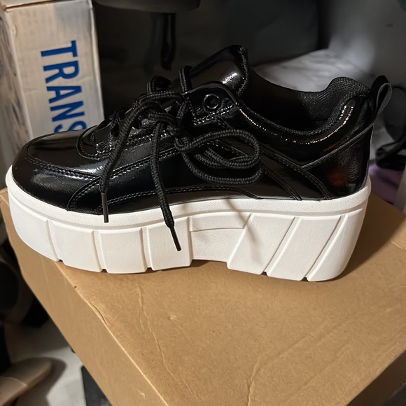 Shoes - Picture 5 of 7